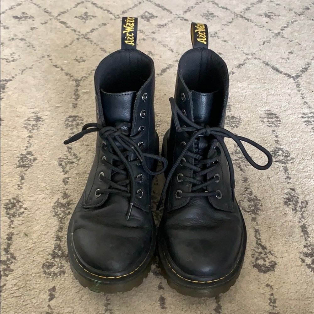 MATTE BLACK DOC MARTENS